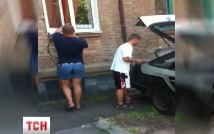АЗС на кухне: переселенец из Донбасса заправляет газом машины из окна съемной квартиры