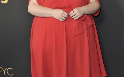 В красном платье и с красным педикюром: эффектный лук фигуристой Крисси Метц