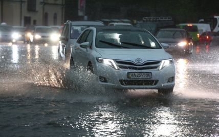 "Реки" в метро Киева и затопленные маршрутки в Кропивницком: в Украине продолжает бушевать непогода