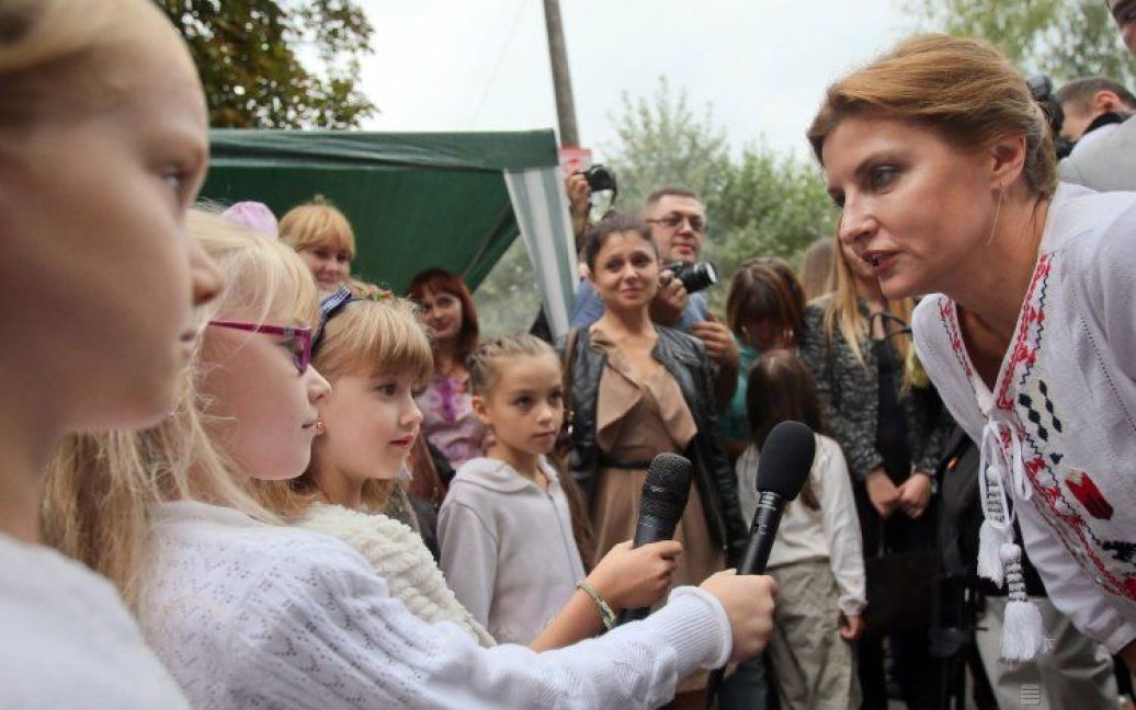 Дети берут интервью у жены президента Марины Порошенко. Первая леди Украины представила национальный проект "Книга Мира" в Тернополе. По замыслу проекта, дети со всех уголков Украины будут собственноручно отбирать, вклеивать и подписывать свои фотографии. / © УНИАН