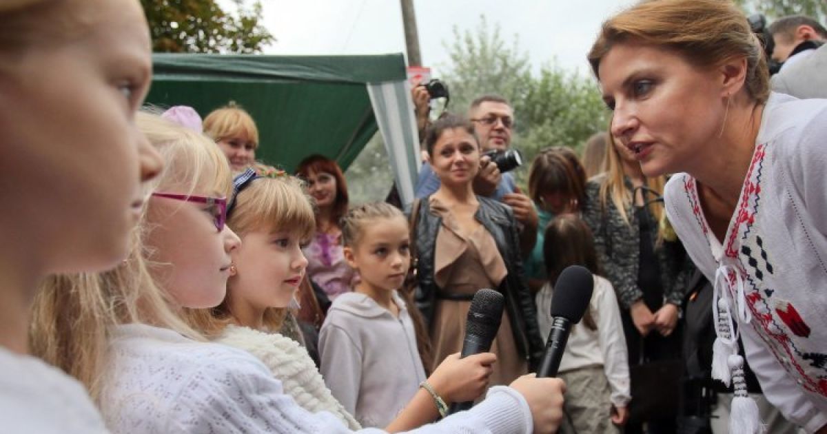 Дети берут интервью у жены президента Марины Порошенко. Первая леди Украины представила национальный проект "Книга Мира" в Тернополе. По замыслу проекта, дети со всех уголков Украины будут собственноручно отбирать, вклеивать и подписывать свои фотографии. / © УНИАН