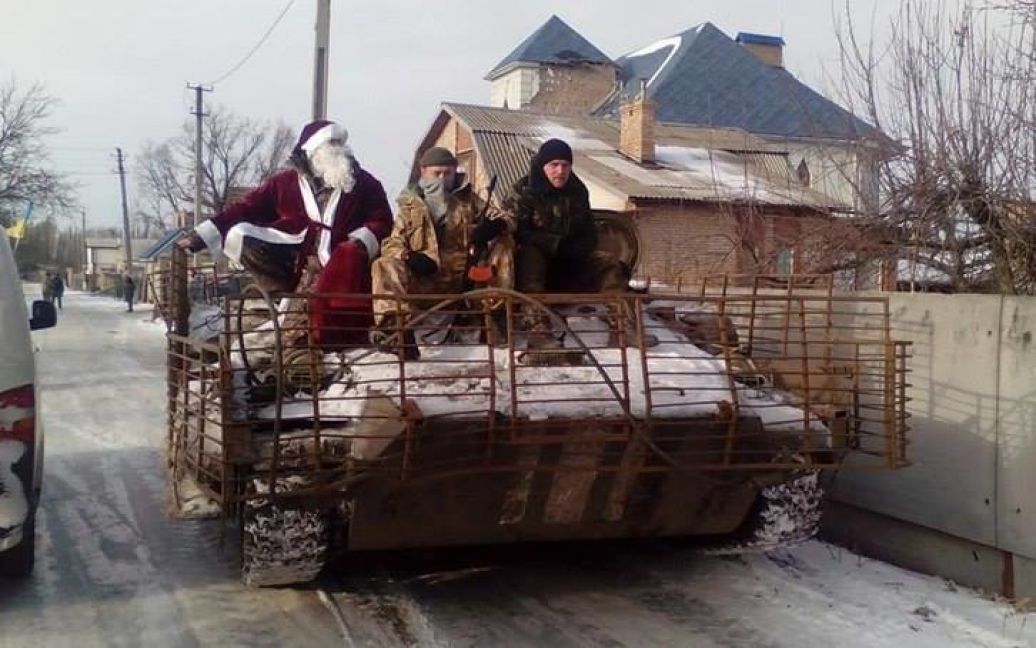 "Дед Мороз" едет с украинскими военными в селе Пески возле Донецка / © facebook.com / Василь Савчур