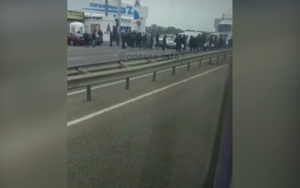 Под Одессой перекрыли дорогу: люди вышли против карантина выходного дня