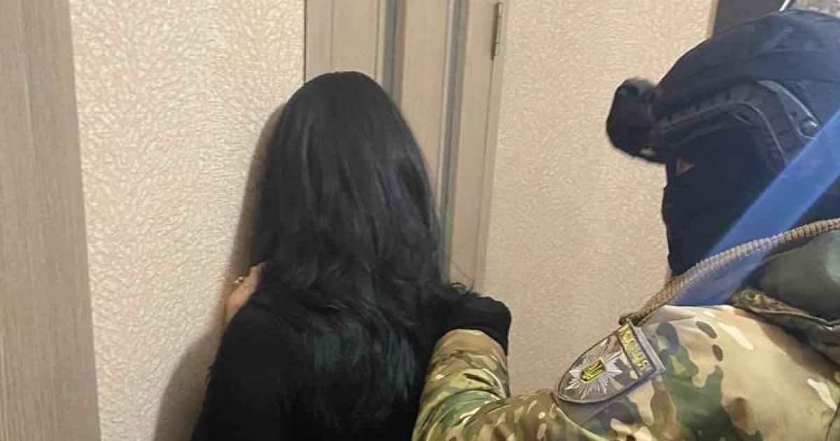 Під Києвом затримано 25-річну сутенерку
