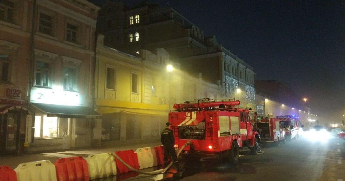 На столичному Подолі горить зачинений на карантин заклад: із будівлі валить густий дим