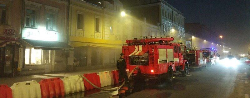 На столичном Подоле горит закрытое на карантин заведение: из здания валит густой дым