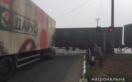 Вантажівка зіткнулась з потягом в Одеській області, дорогу заблоковано