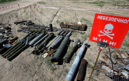 Полсотни снарядов и мин нашли саперы на дне голубого озера в Горенке Киевской области
