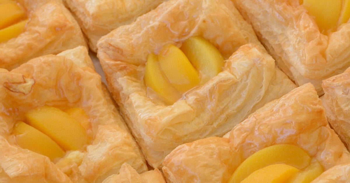 Слойки с персиками