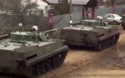 Журналист опубликовала видео с российской военной техникой, которая едет в сторону границы с Украиной