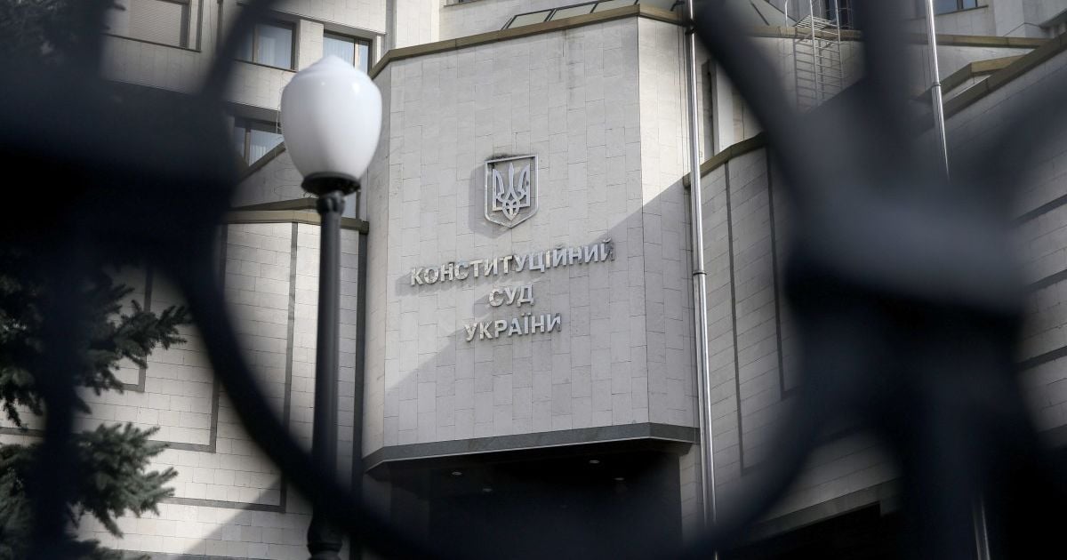 Протистояння трьох гілок влади через скандальне рішення КСУ: кому це вигідно і якими будуть наслідки для країни