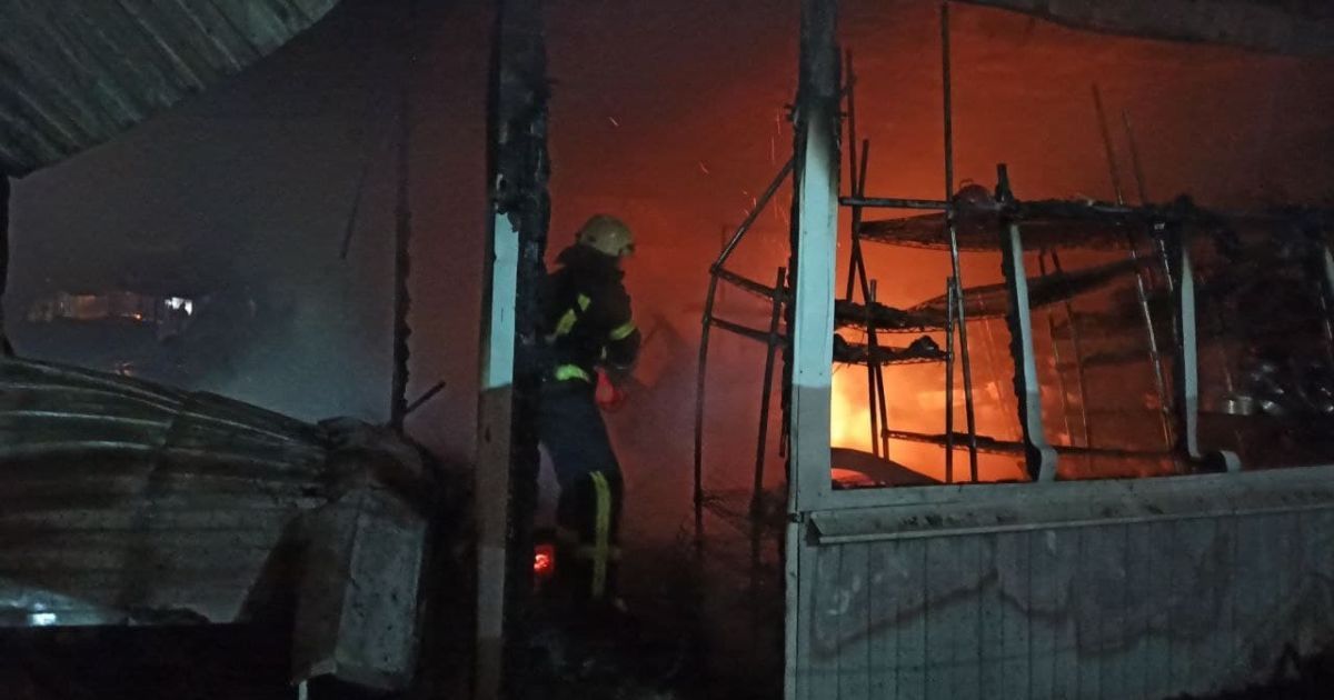 У Києві у ніч проти 6 грудня зайнялися ятки на ринку на Оболоні / © Управління ДСНС Києва