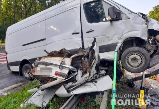 Машину розтрощило вщент: в аварії на Вінниччині трагічно загинуло подружжя (відео)