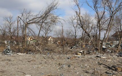 Под Мариуполем нашли братские могилы: людей в пластиковых пакетах привозят грузовиками