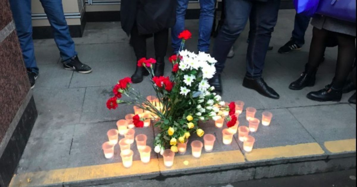 Жители Москвы и Петербурга собираются, чтобы почтить память погибших в метро