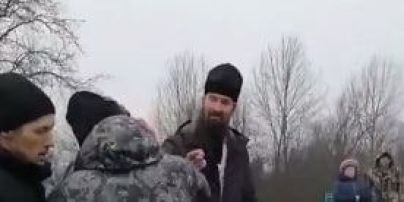 У Росії священник на похороні "влаштував концерт" та погрожував людям "натовкти пики кадилом" (відео)