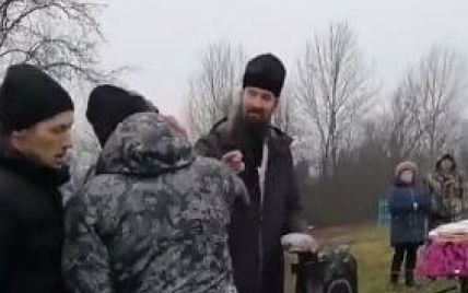 У Росії священник на похороні "влаштував концерт" та погрожував людям "натовкти пики кадилом" (відео)