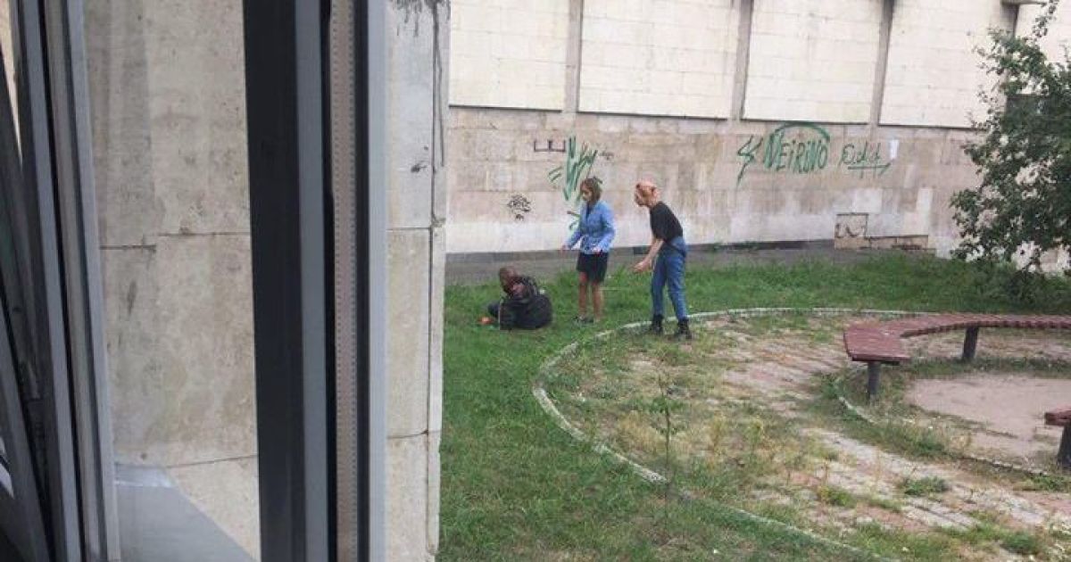 В Киеве мужчина перерезал себе горло из-за потери работы