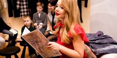 Тіна Кароль у яскраво-червоній кофтинці показала дітям свою різдвяну книгу