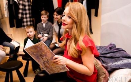Тіна Кароль у яскраво-червоній кофтинці показала дітям свою різдвяну книгу