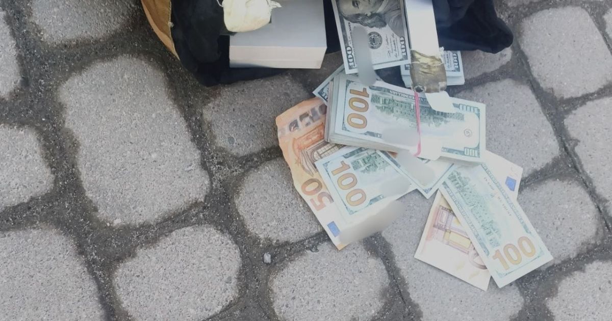 У Львові патрульні оперативно виявили та затримали ймовірних крадіїв з банку