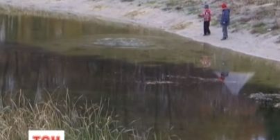 Страшная находка. В Ровно школьник в парковом озере нашел мертвого мужчину