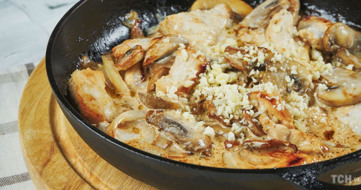 Julienne with chicken and mushrooms in a pan: a quick recipe for a ...