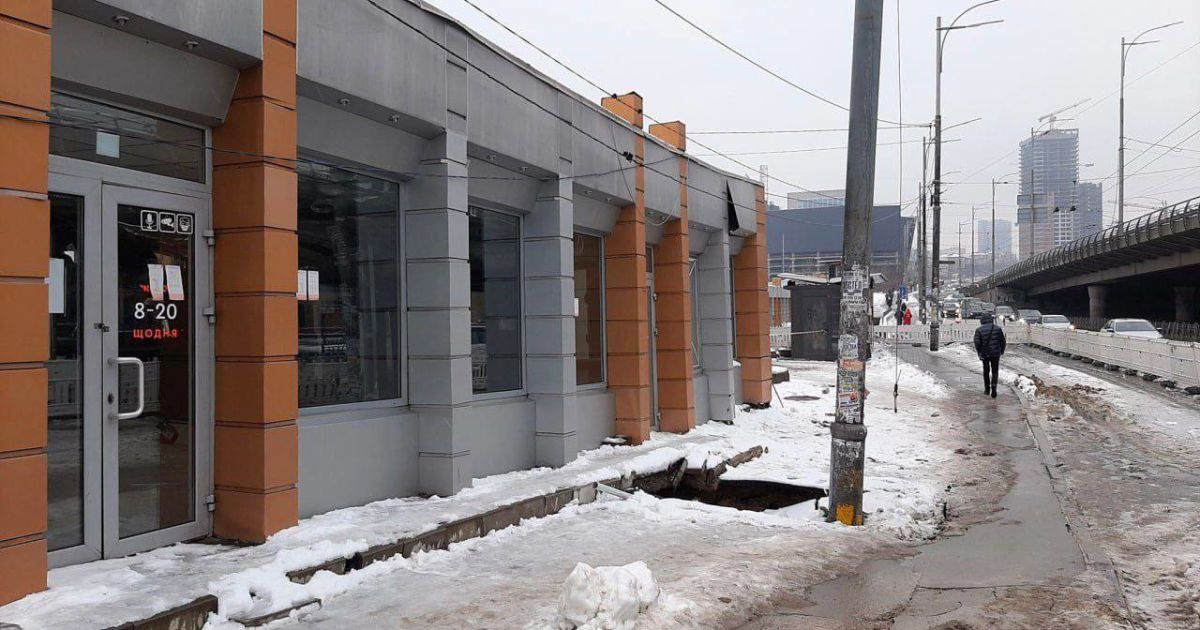 Над станцією метро "Деміївська" просів асфальт / Фото: Telegram/Лачен