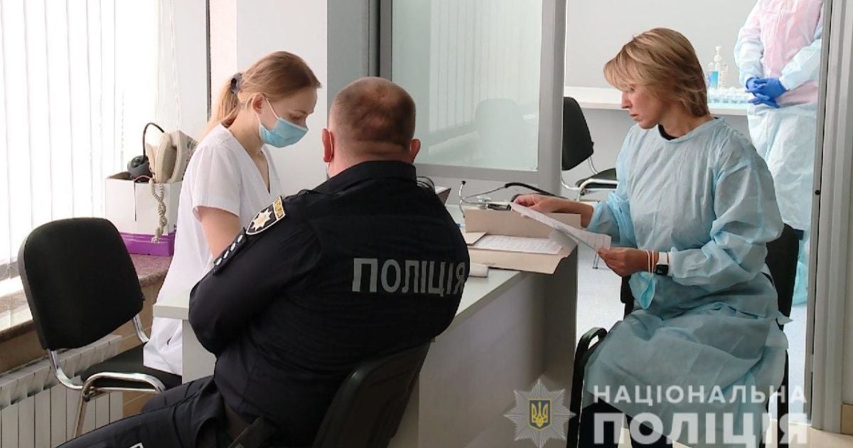 В Україні почали вакцинувати поліцію і прикордонників, але не обіцяним Pfizer