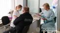 В Украине начали вакцинировать полицию и пограничников, но не обещанным Pfizer