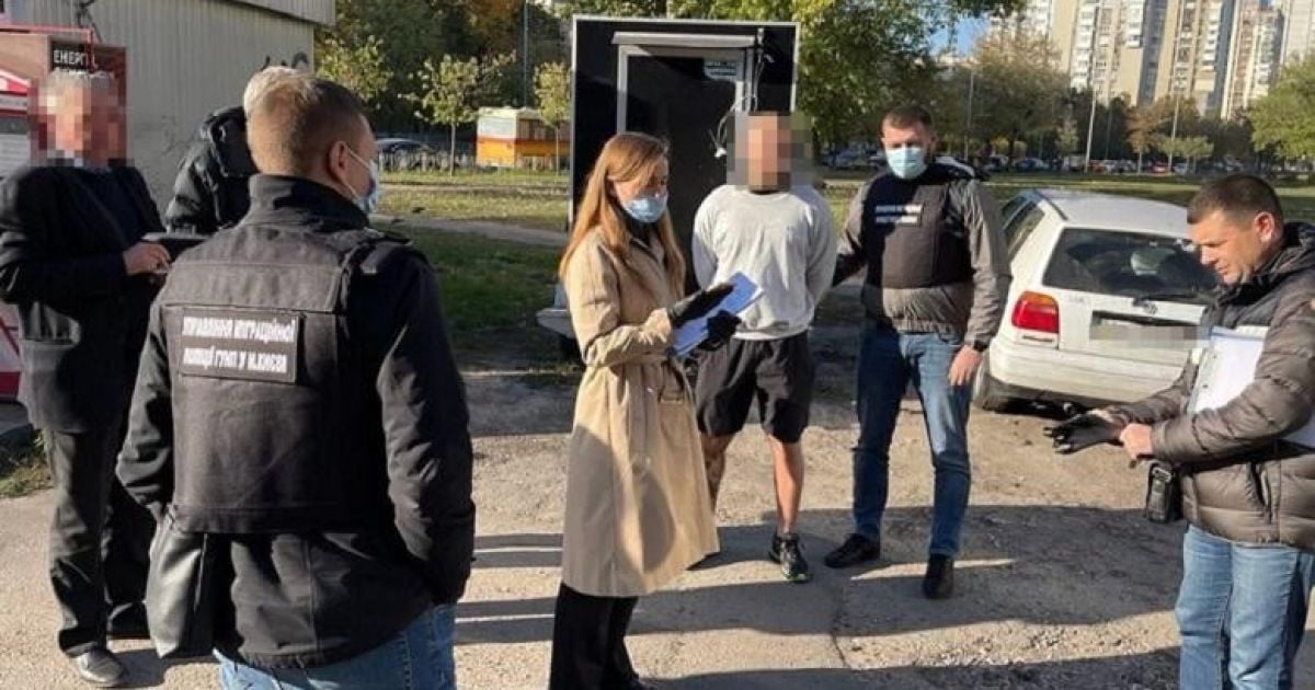 У Києві затримали чоловіка, який організував продаж підроблених COVID-сертифікатів / © Поліція Києва / Facebook