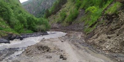 В горах Грузии машина с туристами упала в ущелье
