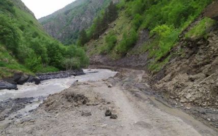 В горах Грузии машина с туристами упала в ущелье