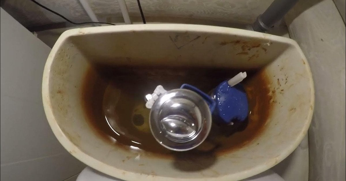Як почистити бачок унітазу від іржі