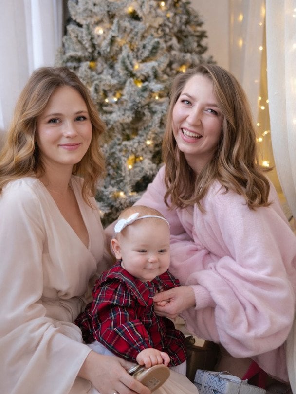 Анна Кошмал с дочкой и ее крестной / © instagram.com/smorkovkina
