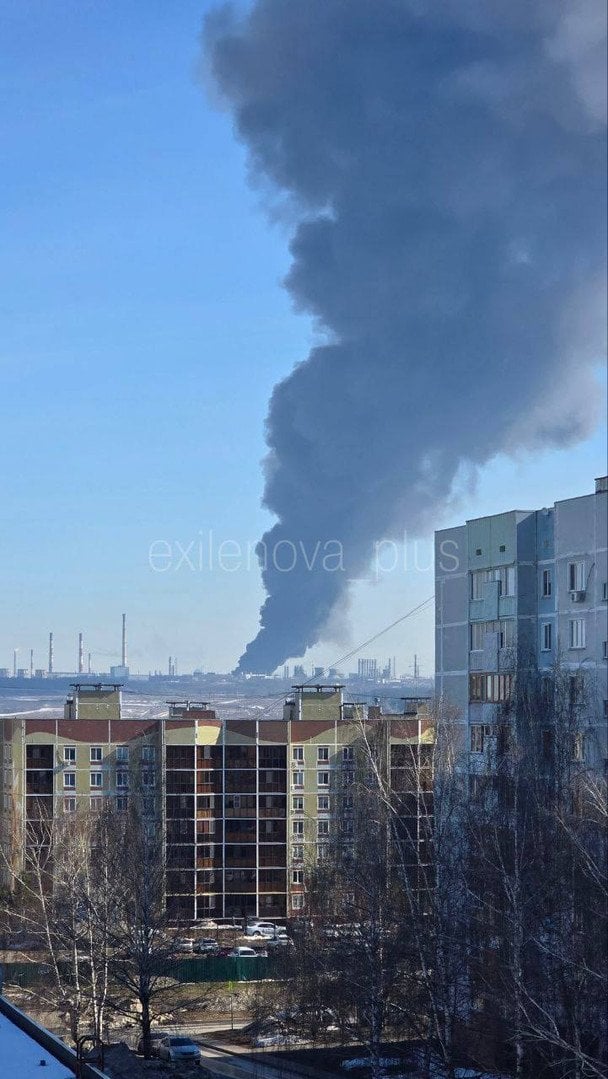 Дым над ПАО «Нижнекамскнефтехим» после взрывов