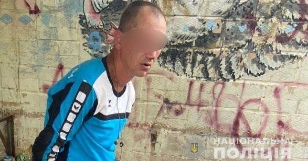 Бил по голове стеклянной бутылкой: в Белой Церкви грабитель в лифте избил бабушку и забрал кошелек