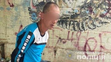 Бив по голові скляною пляшкою: у Білій Церкві грабіжник у ліфті побив бабусю і забрав гаманець