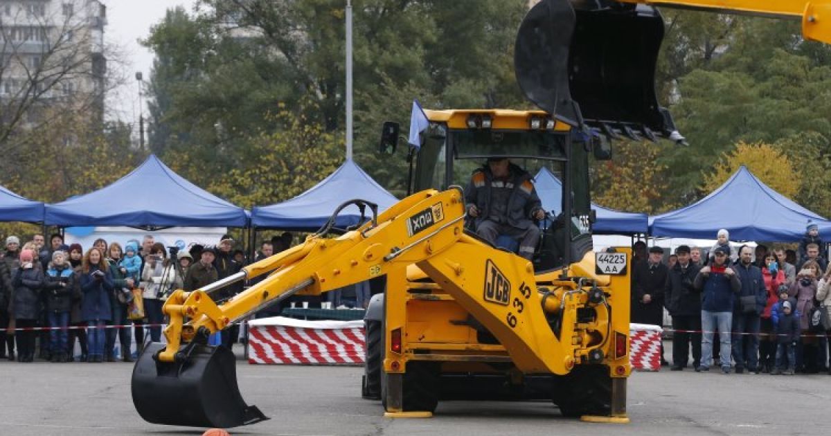 Во время соревнований операторов и водителей спецтехники в Киеве / © УНИАН