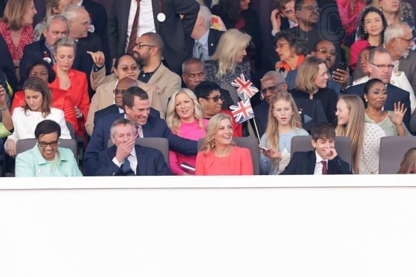 Онук королеви Єлизавети Пітер Філліпс привів подругу Ліндсі Воллес на концерт на честь коронації / © Getty Images