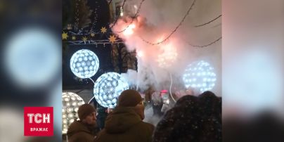 В Киеве возле главной елки загорелось украшение