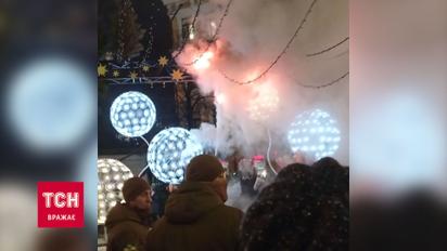 В Киеве возле главной елки загорелось украшение