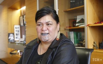 В экстравагантных серьгах и с татуировкой на лице: министр иностранных дел Новой Зеландии на интервью