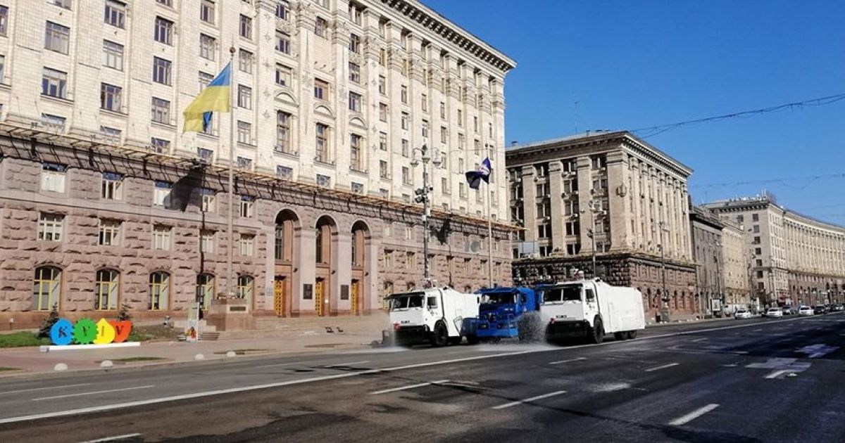 У Києві Нацгвардія на спецавтомобілях дезінфікує вулиці