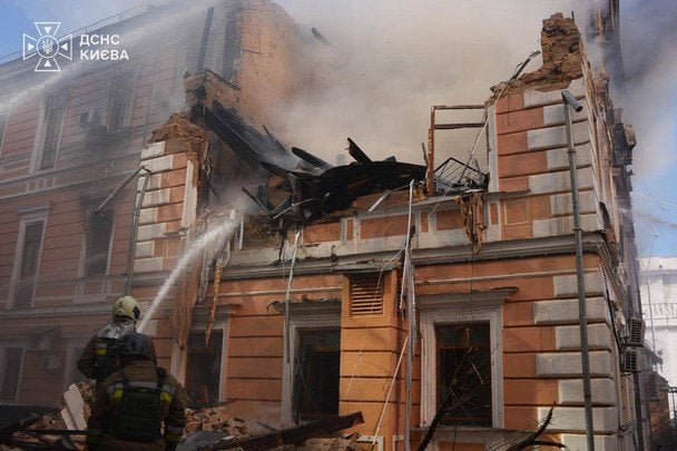 В Шевченковском районе враг также атаковал медицинский центр «Добробут» / © ГСЧС Украины