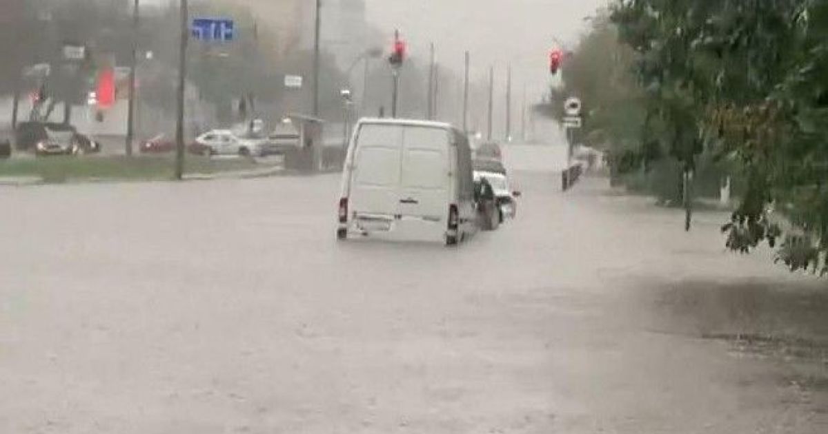 Столиця "попливла": через потужну зливу у Києві підтоплено десять вулиць