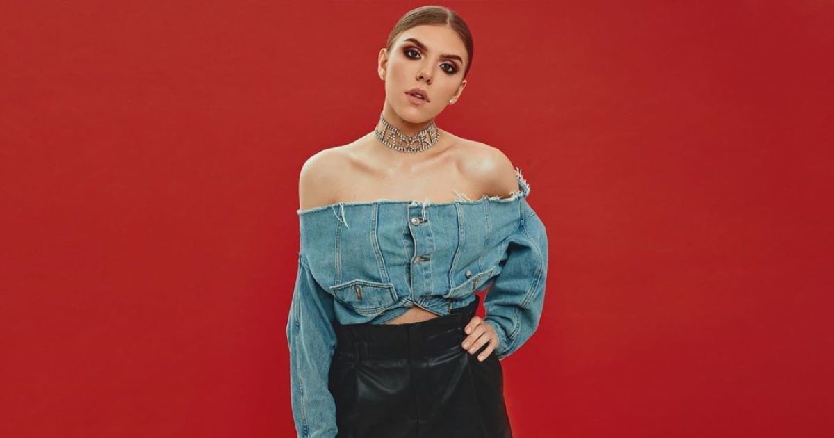 Струнка Assol в бікіні похизувалася довгими ніжками та осиною талією