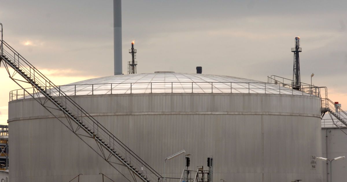 Байден разрешил использовать миллионы баррелей нефти из стратегического резерва: что будет с ценами на топливо