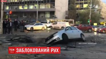 В Киеве прорвало горячую трубу - авто провалилось в яму с кипятком