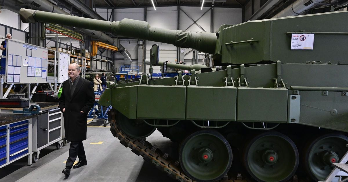 Німецький канцлер Олаф Шольц на одному із заводів Rheinmetall